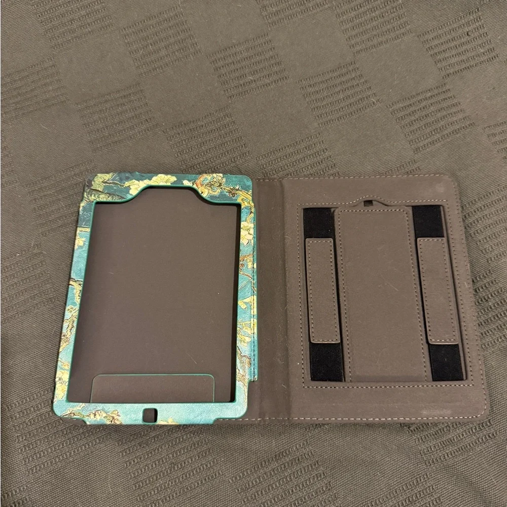 Kindle Paperwhite Case – Blue Floral Blossom Art Print
